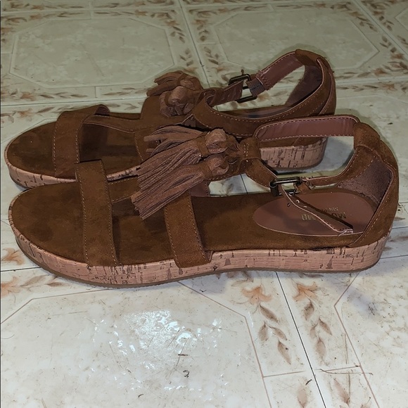 Tan sandals - Picture 2 of 4